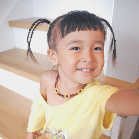 アンバーネックレス 着用画像 女の子