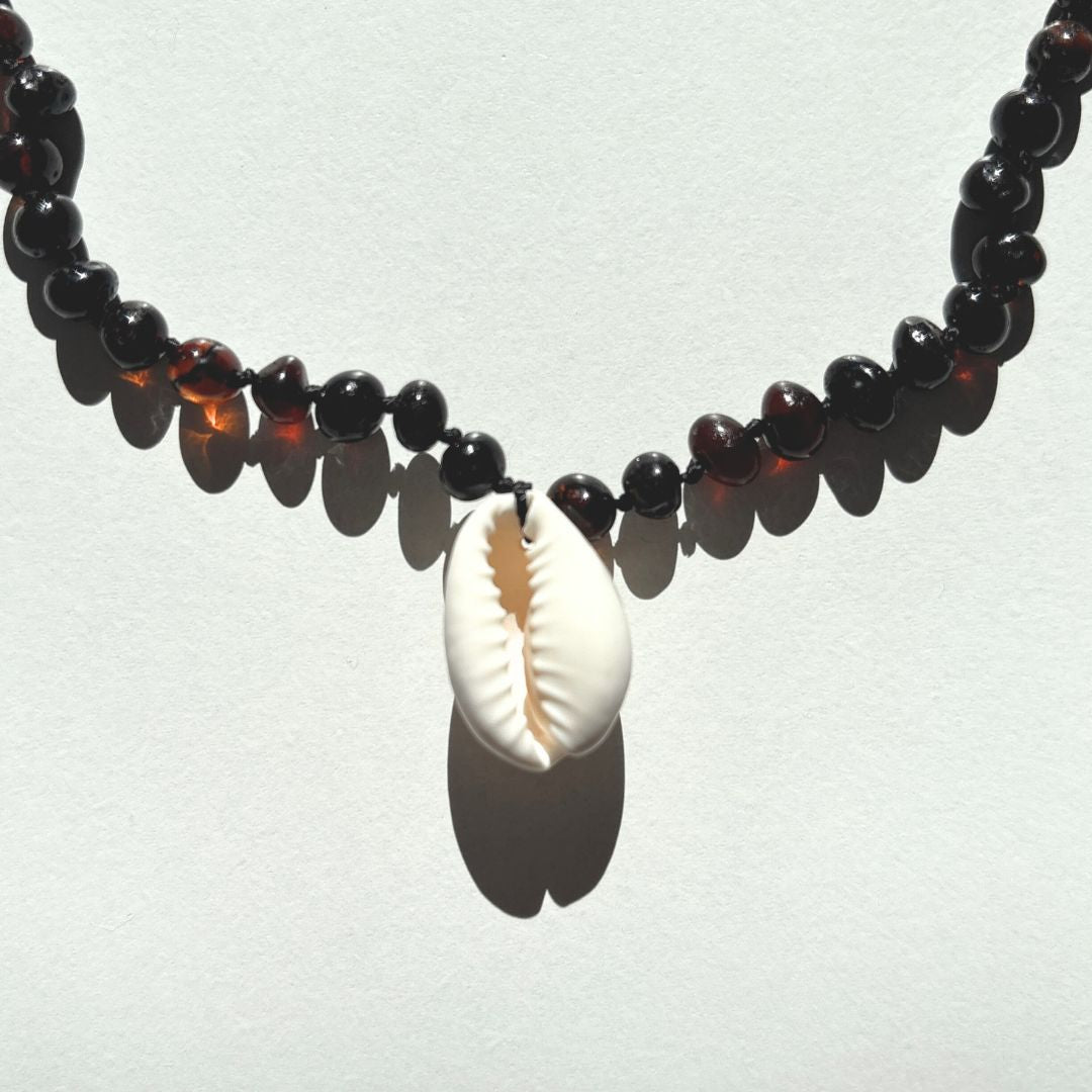 Amber Necklace with Cowrie Shell - Cherry- 32cm – ehu&mommy