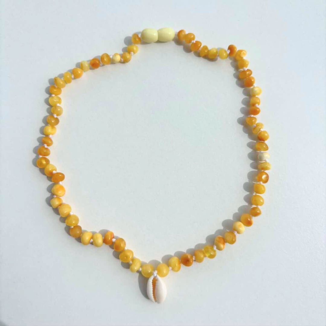 [OUTLET]  Amber Necklace with Cowrie Shell - milk - 40cm
