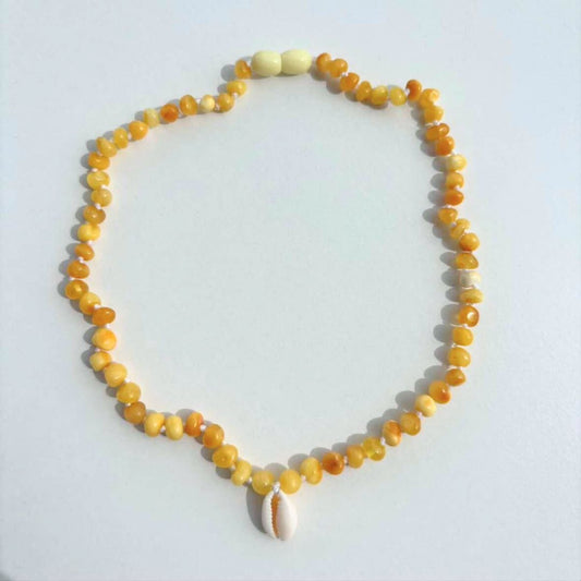 [OUTLET]  Amber Necklace with Cowrie Shell - milk - 40cm
